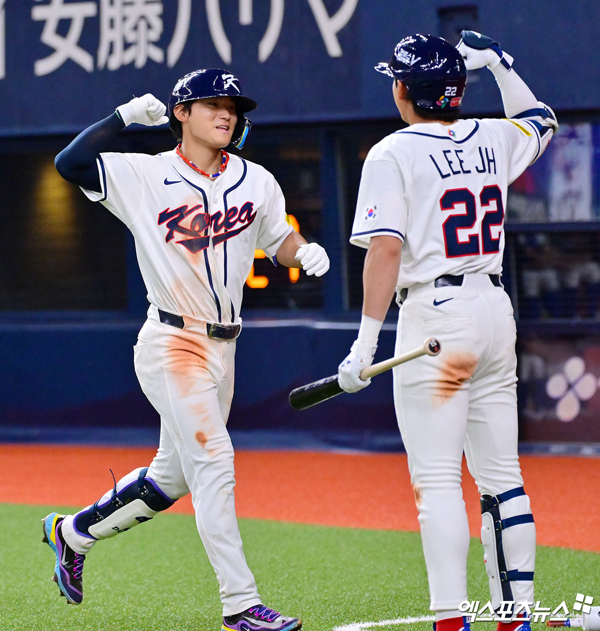 2026 WBC 한국 야구대표팀 내야수 김도영이 대회 공식 평가전 한신 타이거스와 맞대결에 리드오프 3루수로 선발 출전해 1회 전력 질주 내야 안타와 5회 초대형 동점 솔로 홈런으로 맹활약했다. 김도영은 지난해 세 차례 햄스트링 부상으로 겪은 어려움을 극복하고 대표팀에서 날카로운 타격감을 회복했다. 오사카, 김한준 기자