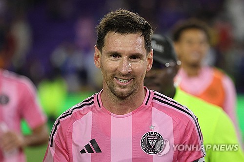 개막전에서 손흥민에게 패하며 자존심을 구겼던 리오넬 메시(인터 마이애미)가 지역 라이벌전에서 제대로 화풀이에 나섰다. 통산 70번째 프리킥 골을 득점하며 '축구 황제' 펠레와 어깨를 나란히 했다. 인터 마이애미는 2일(한국시간) 미국 플로리다주 올랜도의 인터앤코 스타디움에서 열린 2026시즌 미국 메이저리그사커(MLS) 2라운드 경기에서 올랜도 시티를 4-2로 격파했다. 연합뉴스