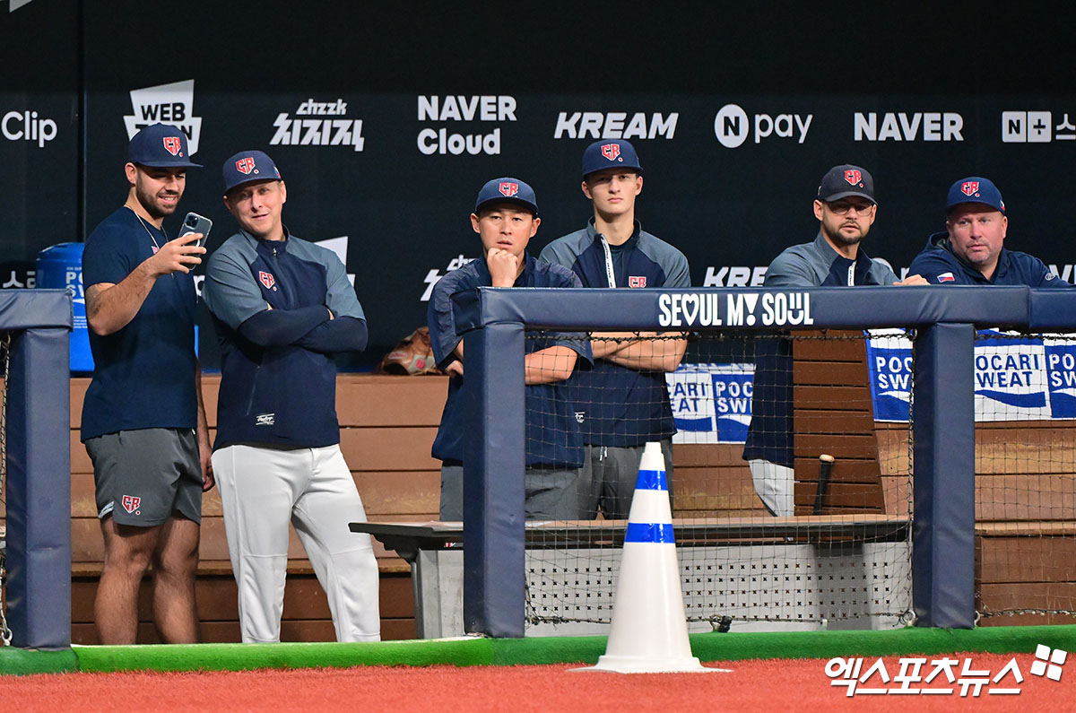 8일 오후 서울 구로구 고척스카이돔에서 열리는 '2025 NAVER K-BASEBALL SERIES' 대한민국과 체코의 평가전 경기, 체코 대표팀이 대한민국 대표팀 선수들의 훈련을 지켜보고 있다. 엑스포츠뉴스 DB