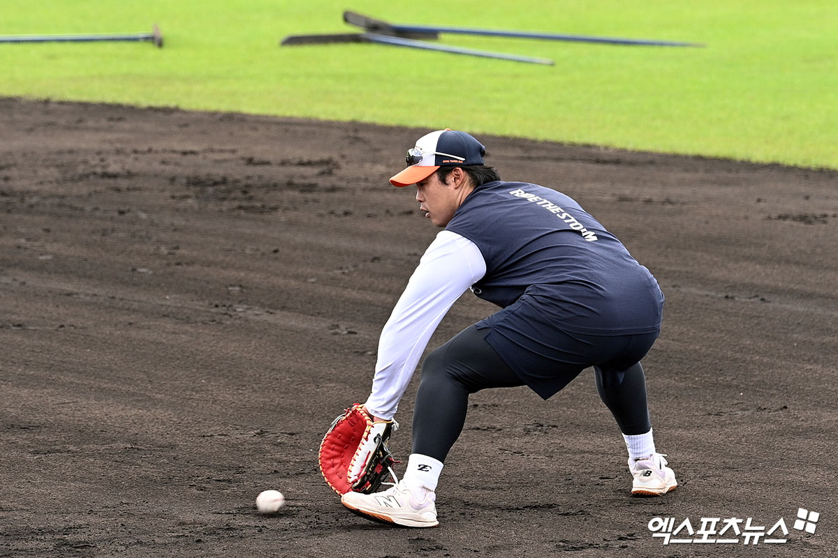 한화 이글스 강백호가 스프링캠프 연습경기에서 친정팀 KT 위즈를 상대한 소감을 밝혔다. 그는 2일 일본 오키나와 구시가와 야구장에서 열린 KT와의 연습경기에 3번타자 겸 1루수로 선발 출전해 3타수 1안타(2루타 1) 1타점을 기록했다. 엑스포츠뉴스 DB