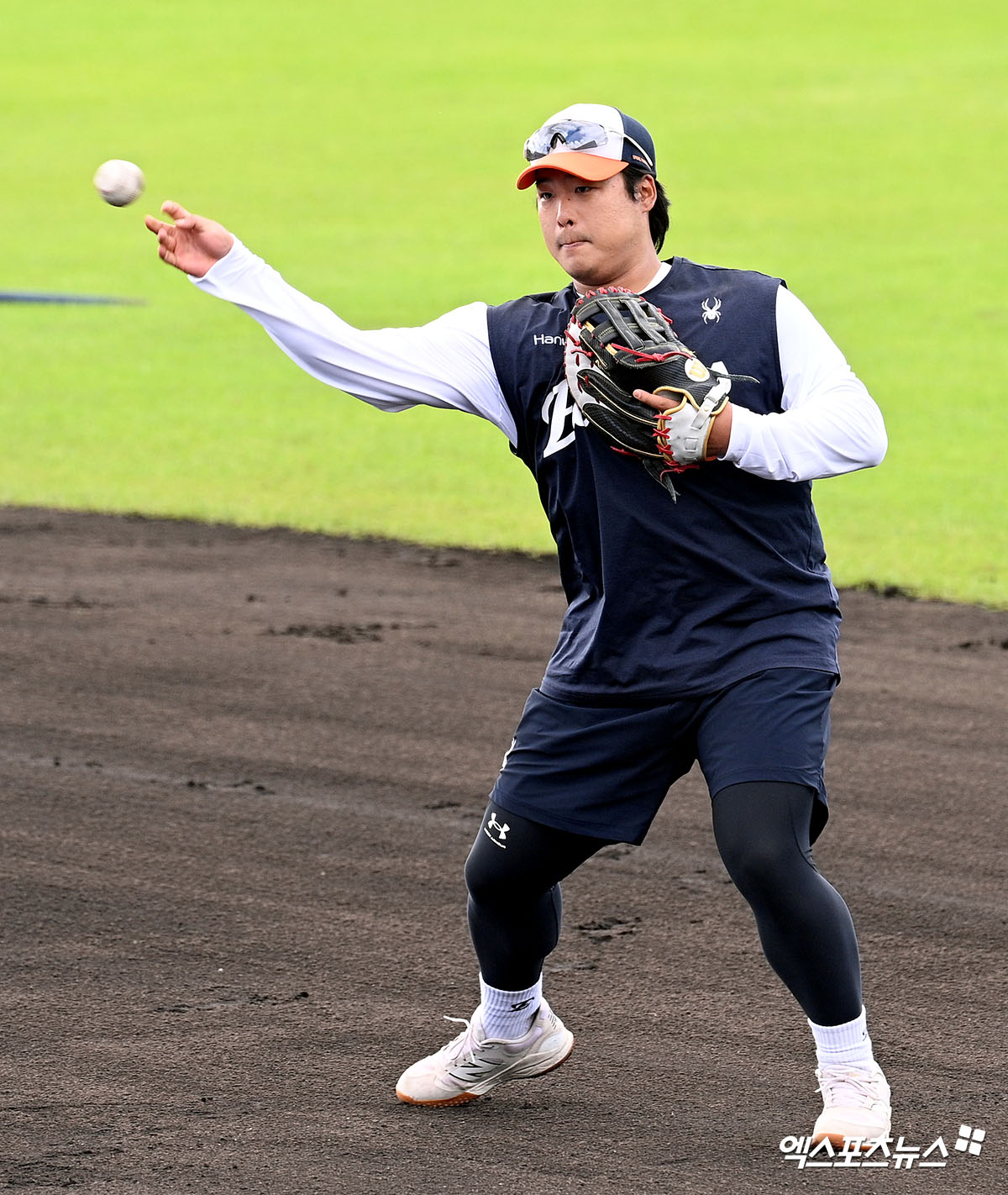 한화 이글스 강백호가 스프링캠프 연습경기에서 친정팀 KT 위즈를 상대한 소감을 밝혔다. 그는 2일 일본 오키나와 구시가와 야구장에서 열린 KT와의 연습경기에 3번타자 겸 1루수로 선발 출전해 3타수 1안타(2루타 1) 1타점을 기록했다. 엑스포츠뉴스 DB