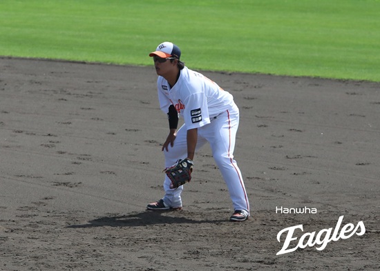 한화 이글스 강백호가 스프링캠프 연습경기에서 친정팀 KT 위즈를 상대한 소감을 밝혔다. 그는 2일 일본 오키나와 구시가와 야구장에서 열린 KT와의 연습경기에 3번타자 겸 1루수로 선발 출전해 3타수 1안타(2루타 1) 1타점을 기록했다. 한화 이글스