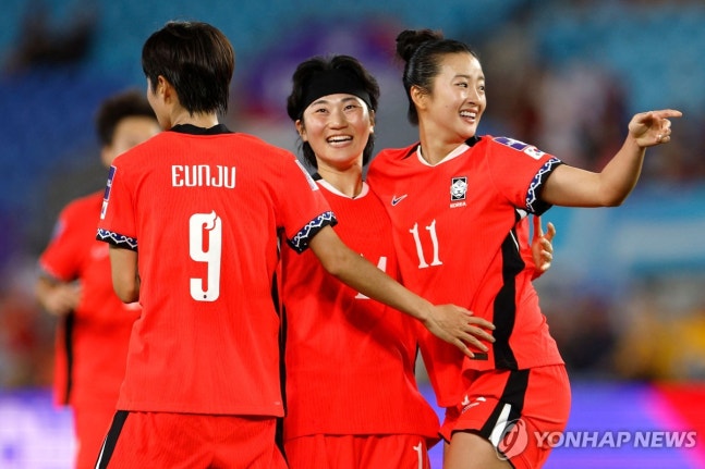 대회 전부터 여러 잡음이 나왔던 대한민국 여자 축구대표팀이 2026 아시아축구연맹(AFC) 여자 아시안컵 첫 경기를 시원한 대승으로 장식했다. 신상우 감독이 이끄는 한국 대표팀은 2일(한국시간) 호주 골드코스트 스타디움에서 열린 대회 조별리그 A조 1차전서 이란을 3-0으로 완파했다. 기분 좋은 첫 승을 거둔 신상우호는 오는 5일 필리핀, 8일 개최국 호주와 차례로 맞붙어 8강 진출을 다툰다. 연합뉴스