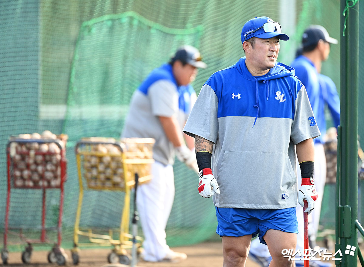 삼성은 3일 일본 오키나와 아카마 구장에서 열리는 한화 이글스와 스프링캠프 연습경기를 앞두고 선발 라인업을 발표했다. 이날 삼성은 김지찬(지명타자)~김성윤(우익수)~최형우(좌익수)~르윈 디아즈(1루수)~김영웅(3루수)~이성규(중견수)~박세혁(포수)~이재현(유격수)~양우현(2루수)으로 선발 라인업을 꾸렸다. 선발투수는 양창섭이다. 베테랑 최형우가 삼성 이적 후 첫 실전에 나선다. 그는 2025시즌을 끝으로 세 번째 FA 자격을 취득해 고향팀 삼성과 2년 최대 26억원 계약을 체결했다. 최형우는 경기 전 외야 수비 훈련 도중 박진만 감독에게 '오늘은 제가 못해서 실수하는 게 아닙니다. 바람이 너무 많이 붑니다'라고 말한 것으로 알려뎠다. 박진만 감독은 '이제 변명거리가 생겼으니까 편안하게 수비하지 않겠나'라고 했다. 엑스포츠뉴스DB