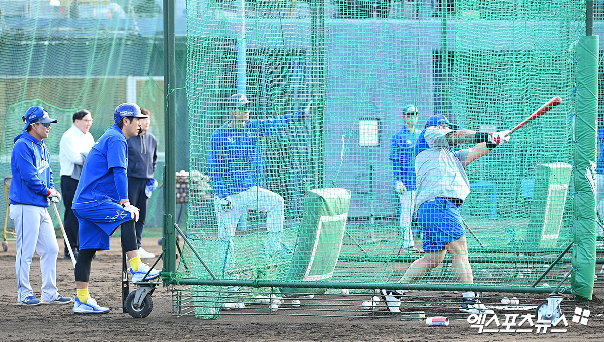 삼성은 3일 일본 오키나와 아카마 구장에서 열리는 한화 이글스와 스프링캠프 연습경기를 앞두고 선발 라인업을 발표했다. 이날 삼성은 김지찬(지명타자)~김성윤(우익수)~최형우(좌익수)~르윈 디아즈(1루수)~김영웅(3루수)~이성규(중견수)~박세혁(포수)~이재현(유격수)~양우현(2루수)으로 선발 라인업을 꾸렸다. 선발투수는 양창섭이다. 베테랑 최형우가 삼성 이적 후 첫 실전에 나선다. 그는 2025시즌을 끝으로 세 번째 FA 자격을 취득해 고향팀 삼성과 2년 최대 26억원 계약을 체결했다. 최형우는 경기 전 외야 수비 훈련 도중 박진만 감독에게 '오늘은 제가 못해서 실수하는 게 아닙니다. 바람이 너무 많이 붑니다'라고 말한 것으로 알려뎠다. 박진만 감독은 '이제 변명거리가 생겼으니까 편안하게 수비하지 않겠나'라고 했다. 엑스포츠뉴스DB