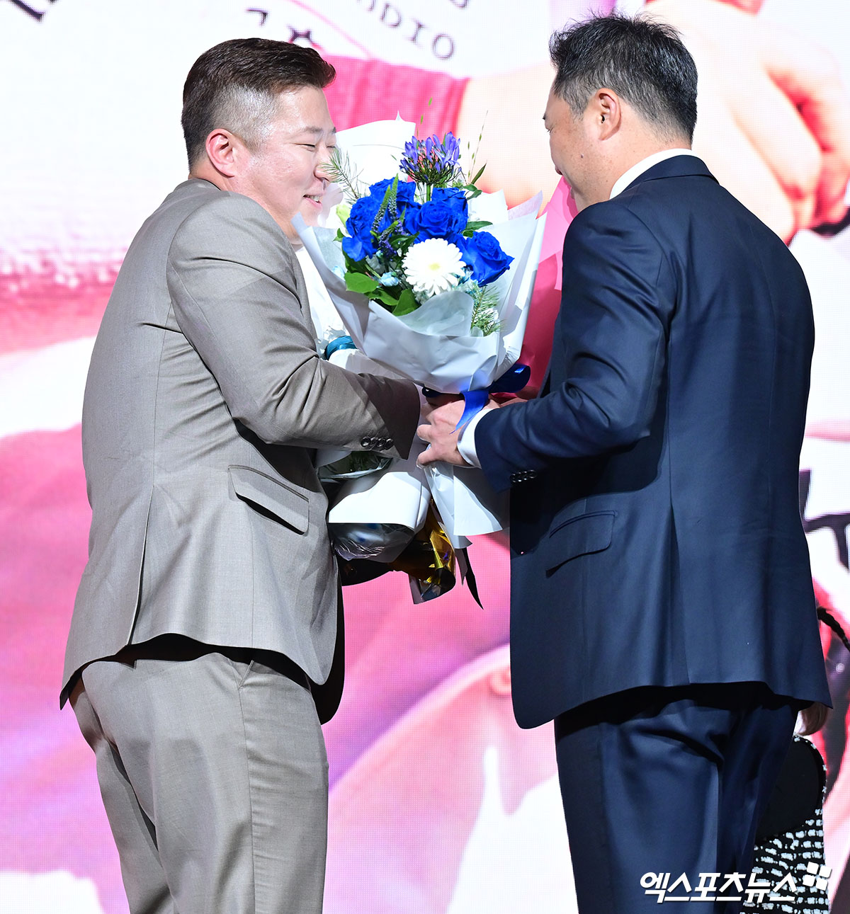 삼성은 3일 일본 오키나와 아카마 구장에서 열리는 한화 이글스와 스프링캠프 연습경기를 앞두고 선발 라인업을 발표했다. 베테랑 최형우가 삼성 이적 후 첫 실전에 나선다. 그는 2025시즌을 끝으로 세 번째 FA 자격을 취득해 고향팀 삼성과 2년 최대 26억원 계약을 체결했다. 엑스포츠뉴스DB