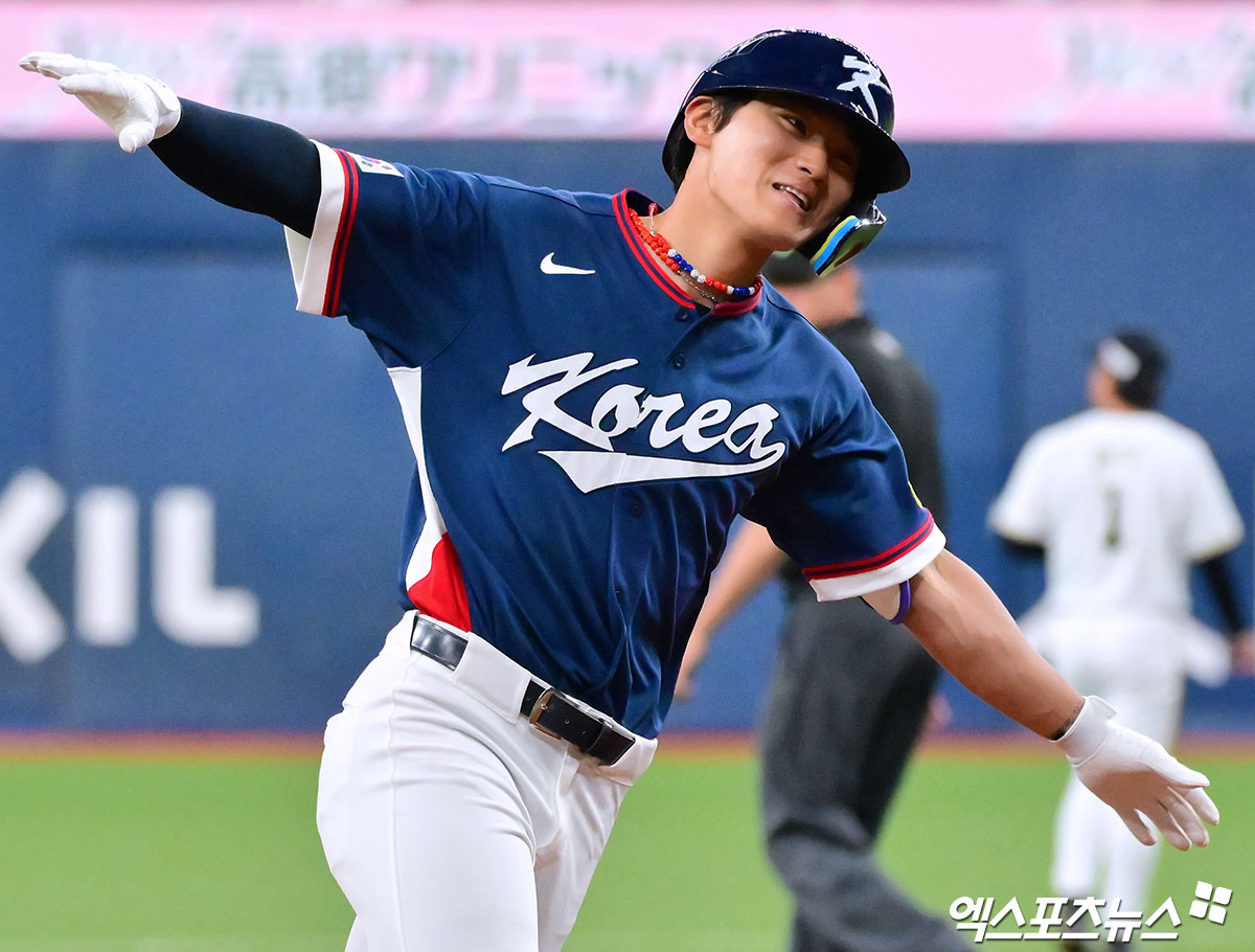 2026 월드베이스볼클래식 한국 야구대표팀이 3일 일본 오사카 교세라돔에서 오릭스 버펄로스와 평가전을 치러 8-5로 승리했다. 한국은 선발 투수 데인 더닝이 3이닝 무실점으로 태극마크 데뷔전을 호투로 장식한 가운데 2회초 6득점 빅 이닝으로 일찌감치 승기를 잡았다. 2회 나온 김도영의 3점 홈런을 시작으로 위트컴과 안현민도 솔로 홈런을 각각 때리면서 타격감을 끌어 올렸다. 한국은 일본 도쿄로 이동해 오는 5일 열리는 본선 첫 경기 체코전을 대비한다. 오사카, 김한준 기자