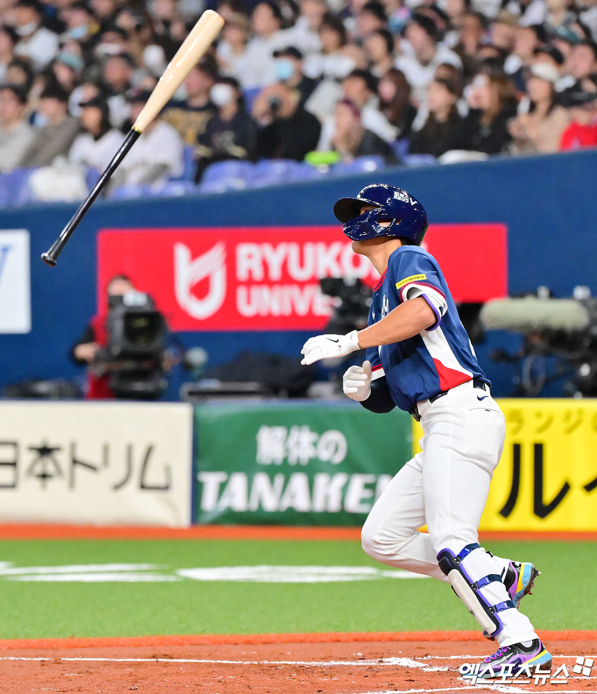 2026 월드베이스볼클래식 한국 야구대표팀이 3일 일본 오사카 교세라돔에서 오릭스 버펄로스와 평가전을 치러 8-5로 승리했다. 한국은 선발 투수 데인 더닝이 3이닝 무실점으로 태극마크 데뷔전을 호투로 장식한 가운데 2회초 6득점 빅 이닝으로 일찌감치 승기를 잡았다. 2회 나온 김도영의 3점 홈런을 시작으로 위트컴과 안현민도 솔로 홈런을 각각 때리면서 타격감을 끌어 올렸다. 한국은 일본 도쿄로 이동해 오는 5일 열리는 본선 첫 경기 체코전을 대비한다. 오사카, 김한준 기자