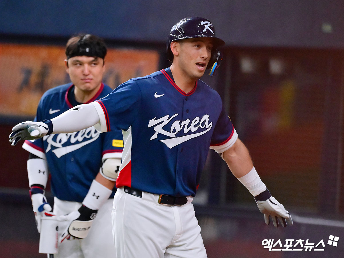 2026 월드베이스볼클래식 한국 야구대표팀이 3일 일본 오사카 교세라돔에서 오릭스 버펄로스와 평가전을 치러 8-5로 승리했다. 한국은 선발 투수 데인 더닝이 3이닝 무실점으로 태극마크 데뷔전을 호투로 장식한 가운데 2회초 6득점 빅 이닝으로 일찌감치 승기를 잡았다. 2회 나온 김도영의 3점 홈런을 시작으로 위트컴과 안현민도 솔로 홈런을 각각 때리면서 타격감을 끌어 올렸다. 한국은 일본 도쿄로 이동해 오는 5일 열리는 본선 첫 경기 체코전을 대비한다. 오사카, 김한준 기자