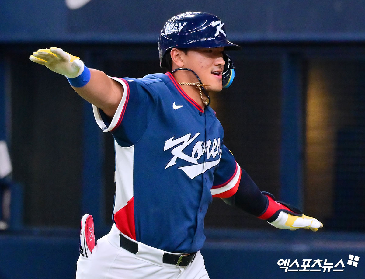 2026 월드베이스볼클래식 한국 야구대표팀이 3일 일본 오사카 교세라돔에서 오릭스 버펄로스와 평가전을 치러 8-5로 승리했다. 한국은 선발 투수 데인 더닝이 3이닝 무실점으로 태극마크 데뷔전을 호투로 장식한 가운데 2회초 6득점 빅 이닝으로 일찌감치 승기를 잡았다. 2회 나온 김도영의 3점 홈런을 시작으로 위트컴과 안현민도 솔로 홈런을 각각 때리면서 타격감을 끌어 올렸다. 한국은 일본 도쿄로 이동해 오는 5일 열리는 본선 첫 경기 체코전을 대비한다. 오사카, 김한준 기자