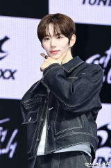 튜넥스 성준 '브이라인 자랑'[엑's HD포토]