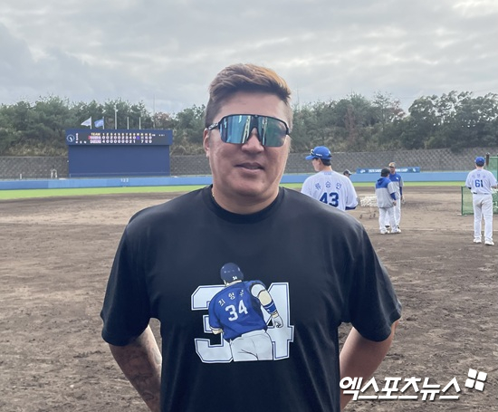 삼성 라이온즈 최형우가 3일 일본 오키나와 아카마 구장에서 열린 한화 이글스와 스프링캠프 연습경기 이후 취재진과 인터뷰에 응하고 있다. 일본 오키나와, 김유민 기자