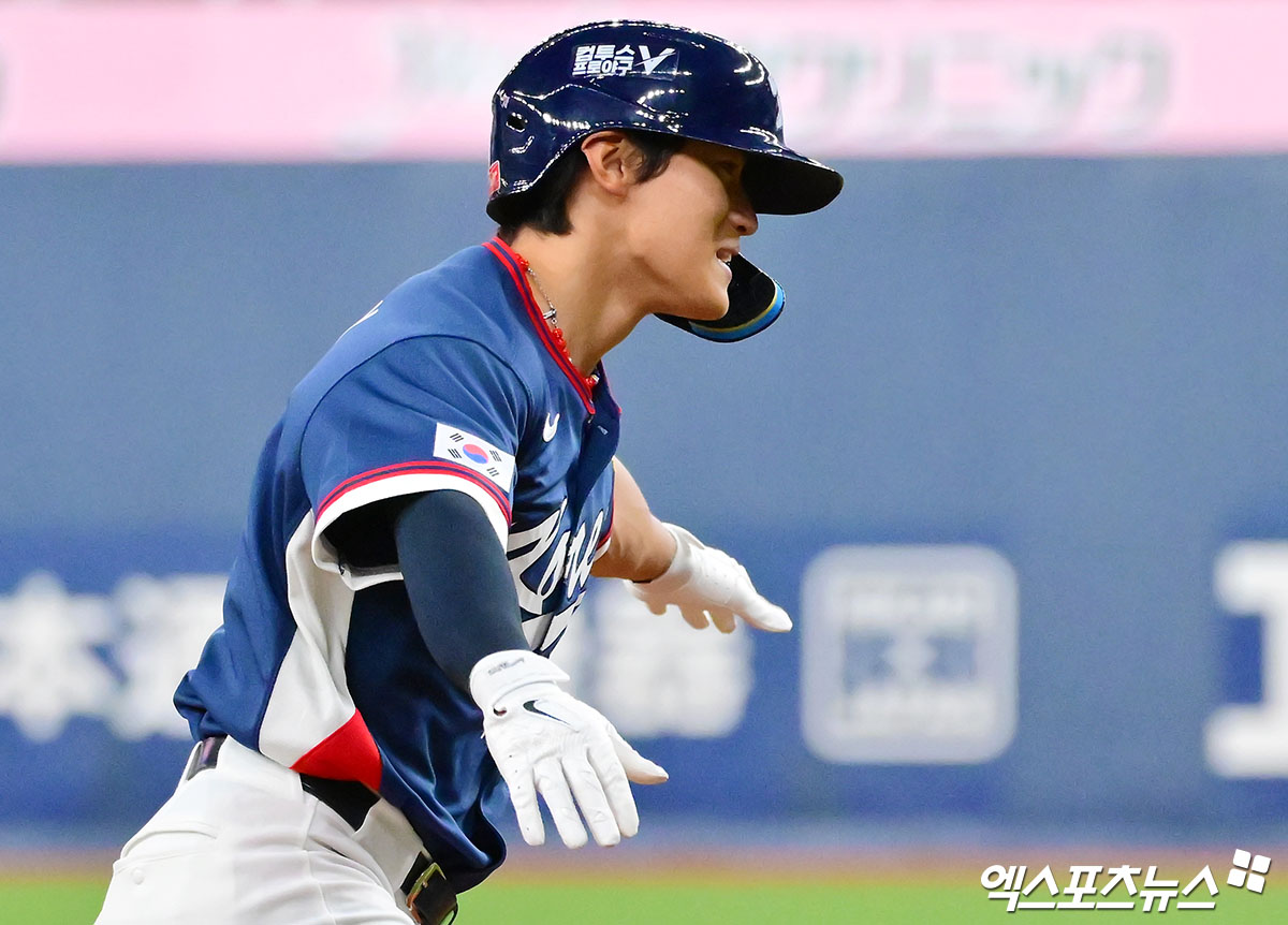 2회초 2사 1,3루 한국 김도영이 스리런 홈런을 날린 후 비행기 세리머니를 하고 있다.