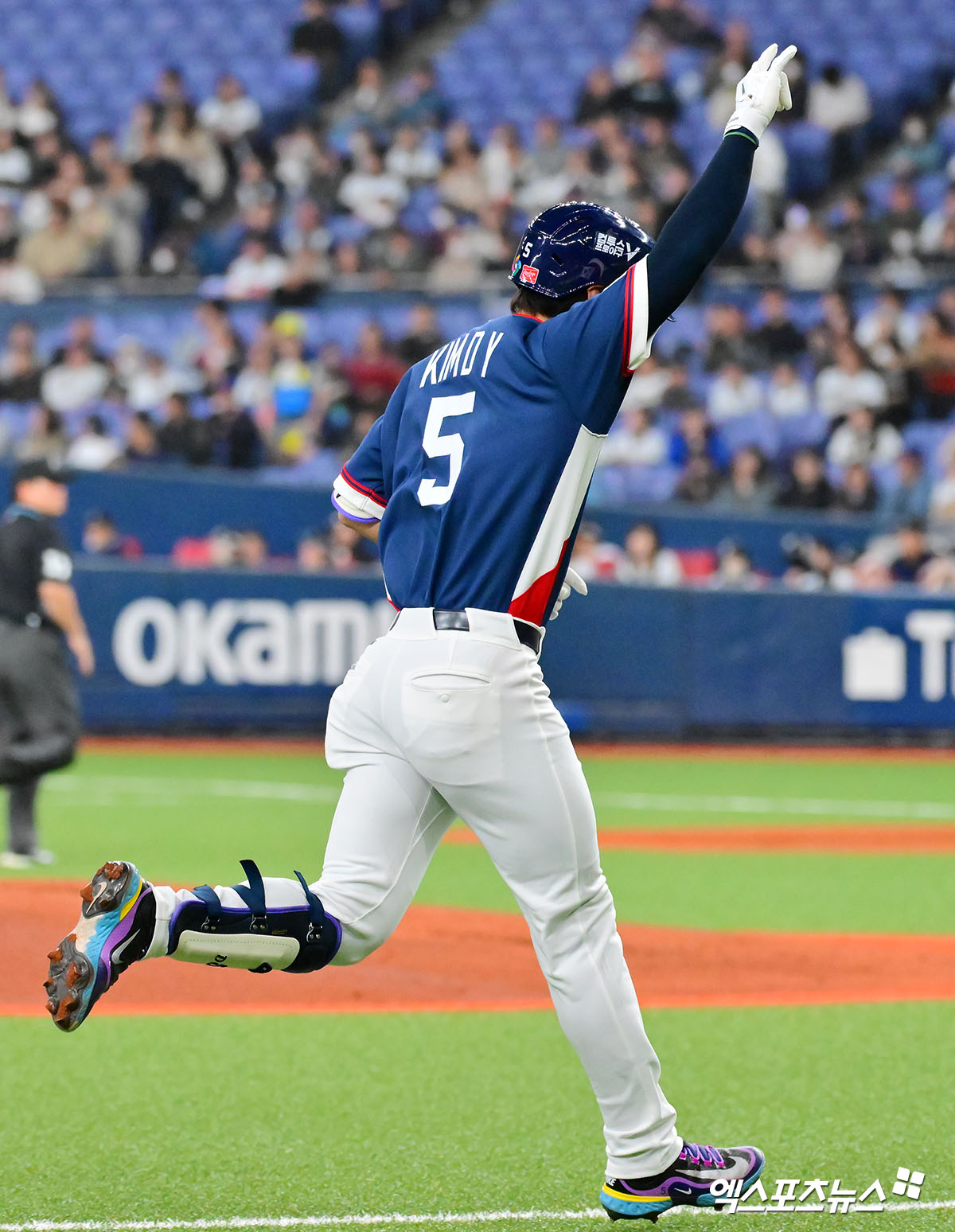 2회초 2사 1,3루 한국 김도영이 스리런 홈런을 날린 후 비행기 세리머니를 하고 있다.