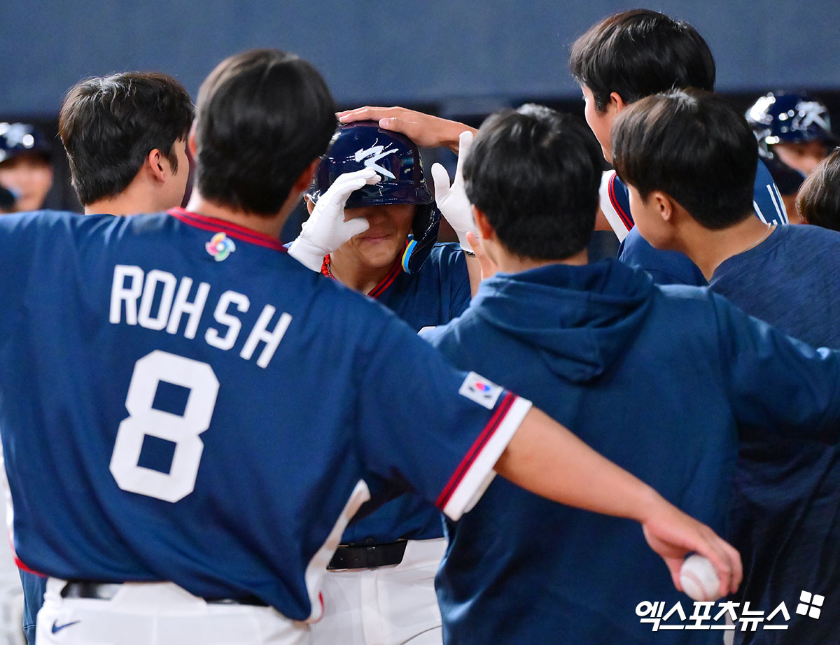 2회초 2사 1,3루 한국 김도영이 스리런 홈런을 날린 후 비행기 세리머니를 하고 있다.