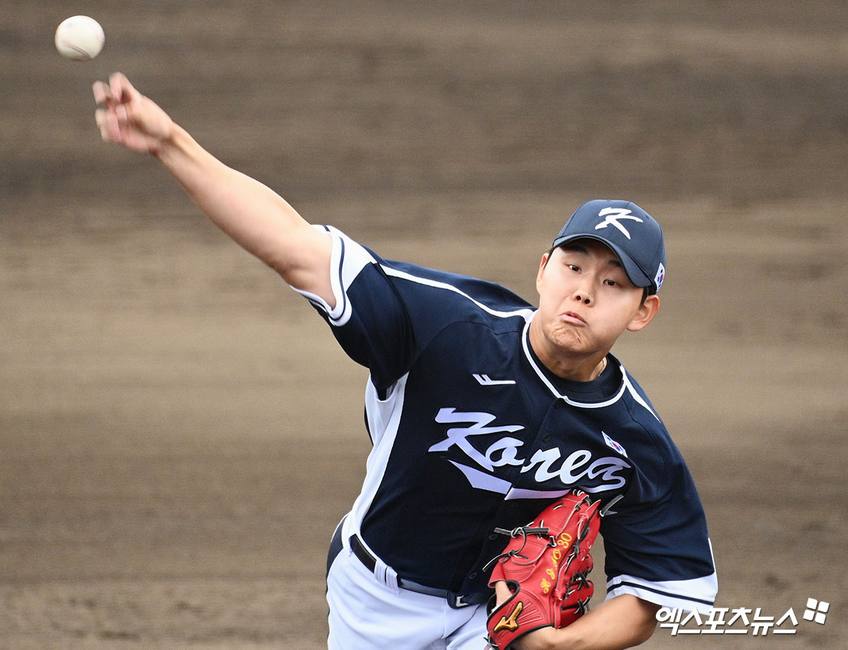 2026 월드베이스볼클래식(WBC) 한국 야구대표팀 류지현 감독이 드디어 첫 경기 선발 카드를 공개했다. 류 감독의 선택은 소형준이었다. 여기에 '1+1' 카드로 정우주가 뒤를 받친다. 류 감독은 4일 일본 도쿄돔에서 열린 WBC 공식 기자회견에 참석해 체코전 선발 투수로 소형준을 예고했다. 그는 '체코전 선발 투수는 소형준