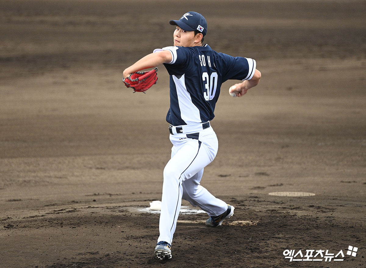 2026 월드베이스볼클래식(WBC) 한국 야구대표팀 류지현 감독이 드디어 첫 경기 선발 카드를 공개했다. 류 감독의 선택은 소형준이었다. 여기에 '1+1' 카드로 정우주가 뒤를 받친다. 류 감독은 4일 일본 도쿄돔에서 열린 WBC 공식 기자회견에 참석해 체코전 선발 투수로 소형준을 예고했다. 그는 '체코전 선발 투수는 소형준