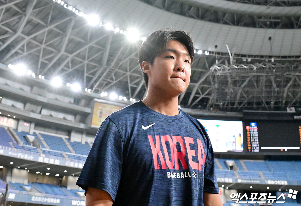 2026 월드베이스볼클래식(WBC) 한국 야구대표팀 류지현 감독이 드디어 첫 경기 선발 카드를 공개했다. 류 감독의 선택은 소형준이었다. 여기에 '1+1' 카드로 정우주가 뒤를 받친다. 류 감독은 4일 일본 도쿄돔에서 열린 WBC 공식 기자회견에 참석해 체코전 선발 투수로 소형준을 예고했다. 그는 '체코전 선발 투수는 소형준