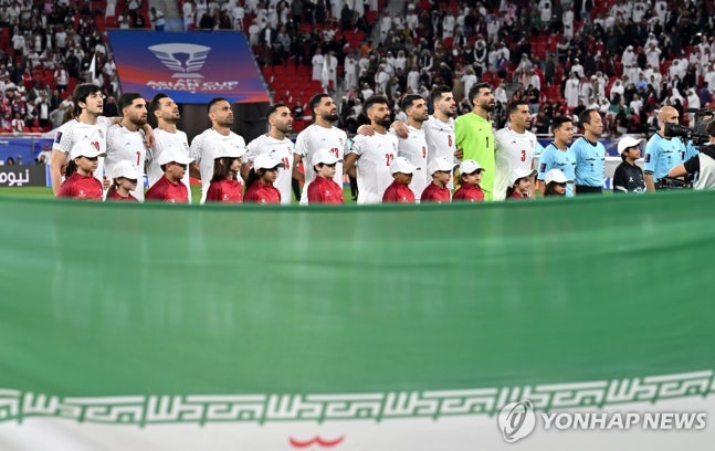 트럼프 대통령은 4일 미국 정치 매체 폴리티코와의 인터뷰에서 이란의 월드컵 참가 불발 가능성에 대한 질문을 받자 '나는 신경 쓰지 않는다. 이란은 이미 심각하게 패배한 나라이며, 그들은 현재 겨우 버티고 있는 상황'이라고 답했다. 트럼프 대통령의 발언은 월드컵 개막을 단 3개월 앞둔 시점에서 개최국 수장이 특정 참가국을 겨냥한 것이라 국제적인 파장을 불러일으키고 있다. 이란인 미국의 공습 뒤 월드컵 보이콧이 불가피하다는 의사를 전하고 있다. 연합뉴스