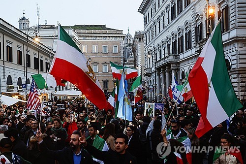 트럼프 대통령은 4일 미국 정치 매체 폴리티코와의 인터뷰에서 이란의 월드컵 참가 불발 가능성에 대한 질문을 받자 '나는 신경 쓰지 않는다. 이란은 이미 심각하게 패배한 나라이며, 그들은 현재 겨우 버티고 있는 상황'이라고 답했다. 트럼프 대통령의 발언은 월드컵 개막을 단 3개월 앞둔 시점에서 개최국 수장이 특정 참가국을 겨냥한 것이라 국제적인 파장을 불러일으키고 있다. 이란인 미국의 공습 뒤 월드컵 보이콧이 불가피하다는 의사를 전하고 있다. 연합뉴스