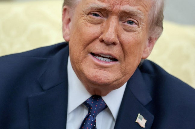 트럼프 대통령은 4일 미국 정치 매체 폴리티코와의 인터뷰에서 이란의 월드컵 참가 불발 가능성에 대한 질문을 받자 '나는 신경 쓰지 않는다. 이란은 이미 심각하게 패배한 나라이며, 그들은 현재 겨우 버티고 있는 상황'이라고 답했다. 트럼프 대통령의 발언은 월드컵 개막을 단 3개월 앞둔 시점에서 개최국 수장이 특정 참가국을 겨냥한 것이라 국제적인 파장을 불러일으키고 있다. 이란인 미국의 공습 뒤 월드컵 보이콧이 불가피하다는 의사를 전하고 있다. 연합뉴스