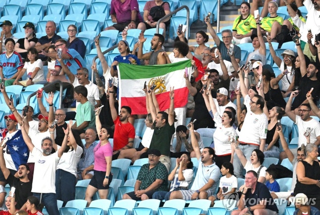 트럼프 대통령은 4일 미국 정치 매체 폴리티코와의 인터뷰에서 이란의 월드컵 참가 불발 가능성에 대한 질문을 받자 '나는 신경 쓰지 않는다. 이란은 이미 심각하게 패배한 나라이며, 그들은 현재 겨우 버티고 있는 상황'이라고 답했다. 트럼프 대통령의 발언은 월드컵 개막을 단 3개월 앞둔 시점에서 개최국 수장이 특정 참가국을 겨냥한 것이라 국제적인 파장을 불러일으키고 있다. 이란인 미국의 공습 뒤 월드컵 보이콧이 불가피하다는 의사를 전하고 있다. 연합뉴스