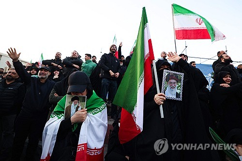 트럼프 대통령은 4일 미국 정치 매체 폴리티코와의 인터뷰에서 이란의 월드컵 참가 불발 가능성에 대한 질문을 받자 '나는 신경 쓰지 않는다. 이란은 이미 심각하게 패배한 나라이며, 그들은 현재 겨우 버티고 있는 상황'이라고 답했다. 트럼프 대통령의 발언은 월드컵 개막을 단 3개월 앞둔 시점에서 개최국 수장이 특정 참가국을 겨냥한 것이라 국제적인 파장을 불러일으키고 있다. 이란인 미국의 공습 뒤 월드컵 보이콧이 불가피하다는 의사를 전하고 있다. 연합뉴스