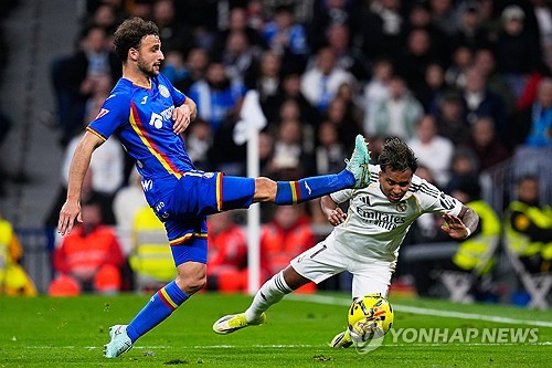 지난해 한국 축구를 농락했던 브라질 축구 국가대표팀 공격수 호드리구(레알 마드리드) 전방 십자인대 파열 부상으로 시즌 아웃됐다. 이에 따라 오는 6월 개막하는 2026 국제축구연맹(FIFA) 북중미 월드컵 출전도 불발됐다. 레알 마드리드는 4일(한국시간) 구단 공식 홈페이지를 통해 호드리구의 부상 상황을 공식 발표했다. 연합뉴스