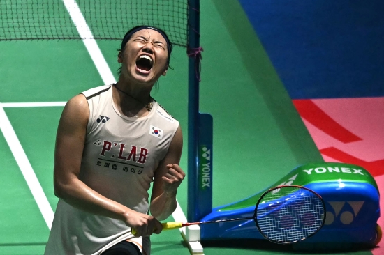 안세영은 3일 영국 버밍엄의 유틸리타 아레나에서 열린 세계배드민턴연맹(BWF) 2026 전영 오픈 여자단식 1회전(32강)에서 세계 34위 네슬리 한 아린(튀르키예)를 딱 27분 만에 게임스코어 2-0(21-8 21-6)으로 완파했다. 안세영은 1게임 시작부터 상대의 기를 죽였다. 6-0으로 크게 달아나면서 일찌감치 승기를 잡았다. 아린은 쉽게 넘길 수 있는 안세영의 서브에도 실수하는 등 긴장한 모습이 역력했다. 안세영은 9-5에서 무려 10점을 쓸어담으면서 13분 만에 21-8로 첫 게임을 따냈다. 2게임에도 압도적인 기량 차로 승리를 마무리지었다. 전영 오픈 SNS는 4일 '안세영의 10연속 득점을 누가 깰 수 있을까'라며 극찬했다. 연합뉴스