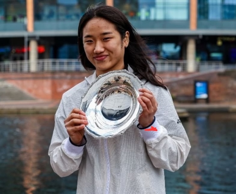 안세영은 3일 영국 버밍엄의 유틸리타 아레나에서 열린 세계배드민턴연맹(BWF) 2026 전영 오픈 여자단식 1회전(32강)에서 세계 34위 네슬리 한 아린(튀르키예)를 딱 27분 만에 게임스코어 2-0(21-8 21-6)으로 완파했다. 안세영은 1게임 시작부터 상대의 기를 죽였다. 6-0으로 크게 달아나면서 일찌감치 승기를 잡았다. 아린은 쉽게 넘길 수 있는 안세영의 서브에도 실수하는 등 긴장한 모습이 역력했다. 안세영은 9-5에서 무려 10점을 쓸어담으면서 13분 만에 21-8로 첫 게임을 따냈다. 2게임에도 압도적인 기량 차로 승리를 마무리지었다. 전영 오픈 SNS는 4일 '안세영의 10연속 득점을 누가 깰 수 있을까'라며 극찬했다. 전영 오픈 SNS