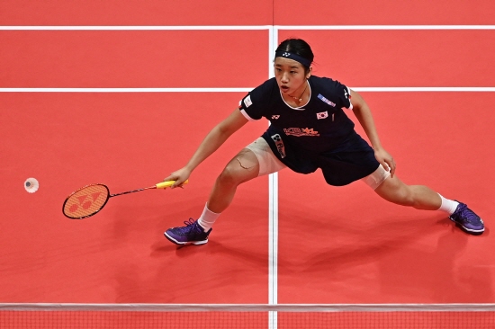 안세영은 3일 영국 버밍엄의 유틸리타 아레나에서 열린 세계배드민턴연맹(BWF) 2026 전영 오픈 여자단식 1회전(32강)에서 세계 34위 네슬리 한 아린(튀르키예)를 딱 27분 만에 게임스코어 2-0(21-8 21-6)으로 완파했다. 안세영은 1게임 시작부터 상대의 기를 죽였다. 6-0으로 크게 달아나면서 일찌감치 승기를 잡았다. 아린은 쉽게 넘길 수 있는 안세영의 서브에도 실수하는 등 긴장한 모습이 역력했다. 안세영은 9-5에서 무려 10점을 쓸어담으면서 13분 만에 21-8로 첫 게임을 따냈다. 2게임에도 압도적인 기량 차로 승리를 마무리지었다. 전영 오픈 SNS는 4일 '안세영의 10연속 득점을 누가 깰 수 있을까'라며 극찬했다. 연합뉴스