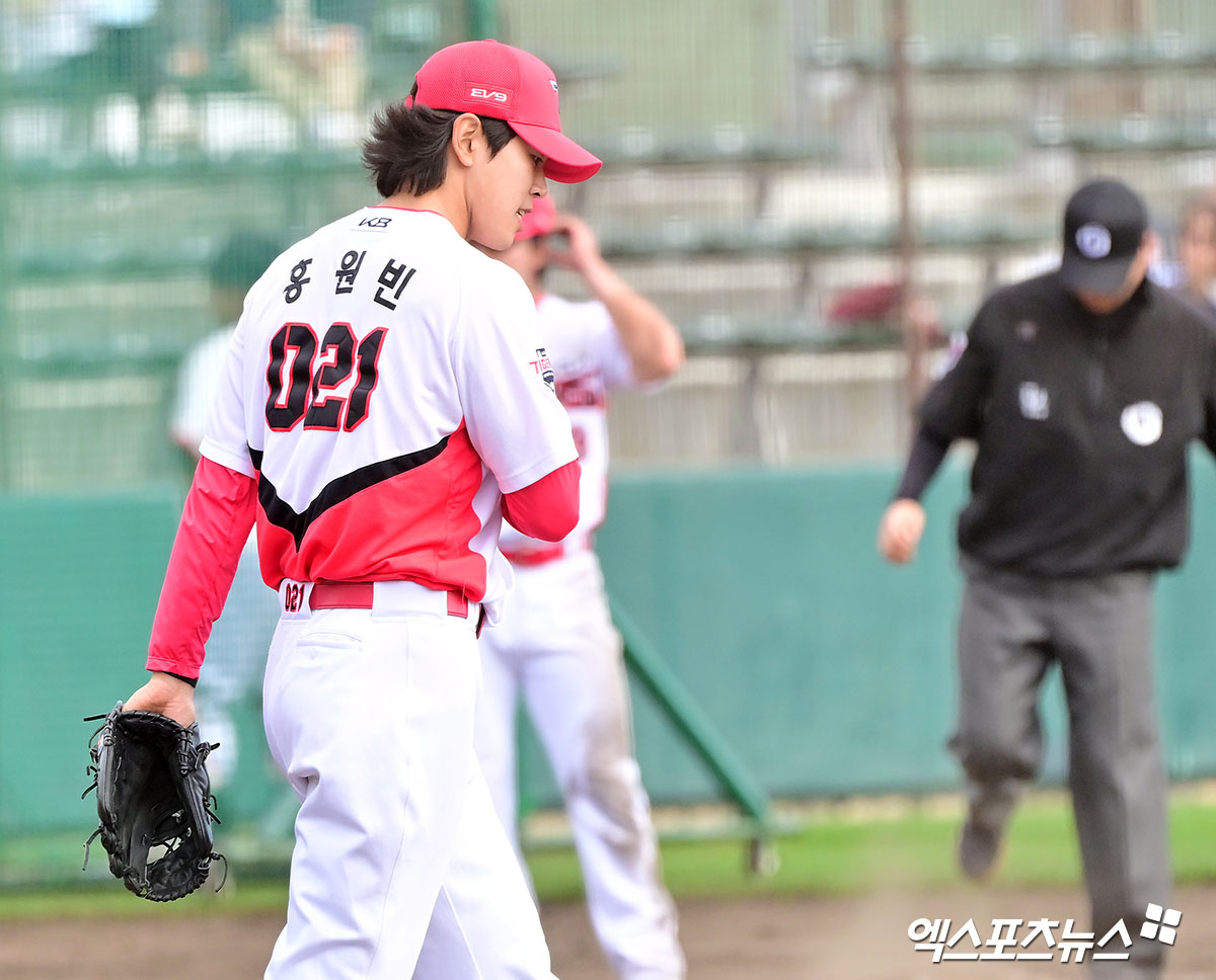 지난겨울 미국 사설교육기관에서 볼을 뿌려 화제가 됐던 전 KIA 타이거즈 은퇴 선수 홍원빈이 멕시코 리그에 깜짝 진출해 화제다. 멕시코리그 소속 '테콜로테스 데 도스 라레도스' 구단은 최근 공식 SNS를 통해 홍원빈 영입 소식을 전했다. 라레도스는 '대한민국 출신 오른손 투수 홍원빈이 새롭게 합류했다. 그는 KBO리그와 호주에서 뛴 경험이 있다'고 밝혔다. 2000년생인 홍원빈은 지난해 9월 30일 임의해지로 KBO에 공시된 상태다. 구단의 수 차례 만류에도 불구하고 25살 나이에 현역 은퇴를 결심했기 때문이다. 그러나 미국 사설교육기관에 가서 볼을 던지더니 멕시코 구단과 입단 계약을 맺었다. 엑스포츠뉴스DB