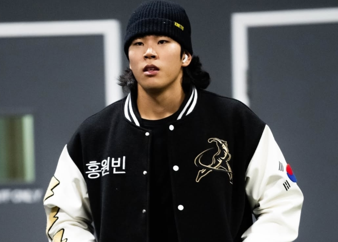 지난겨울 미국 사설교육기관에서 볼을 뿌려 화제가 됐던 전 KIA 타이거즈 은퇴 선수 홍원빈이 멕시코 리그에 깜짝 진출해 화제다. 멕시코리그 소속 '테콜로테스 데 도스 라레도스' 구단은 최근 공식 SNS를 통해 홍원빈 영입 소식을 전했다. 라레도스는 '대한민국 출신 오른손 투수 홍원빈이 새롭게 합류했다. 그는 KBO리그와 호주에서 뛴 경험이 있다'고 밝혔다. 2000년생인 홍원빈은 지난해 9월 30일 임의해지로 KBO에 공시된 상태다. 구단의 수 차례 만류에도 불구하고 25살 나이에 현역 은퇴를 결심했기 때문이다. 그러나 미국 사설교육기관에 가서 볼을 던지더니 멕시코 구단과 입단 계약을 맺었다. 트레드 애슬레틱