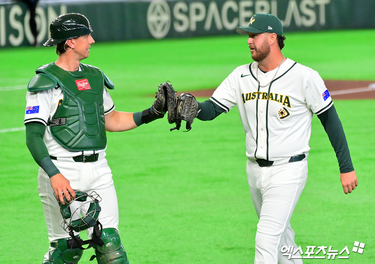 5일 오후 일본 도쿄돔에서 열린 2026 월드베이스볼클래식(WBC) C조 대만과 호주의 경기, 6회초 수비를 마친 호주 오러플린이 더그아웃으로 향하고 있다. 도쿄, 김한준 기자