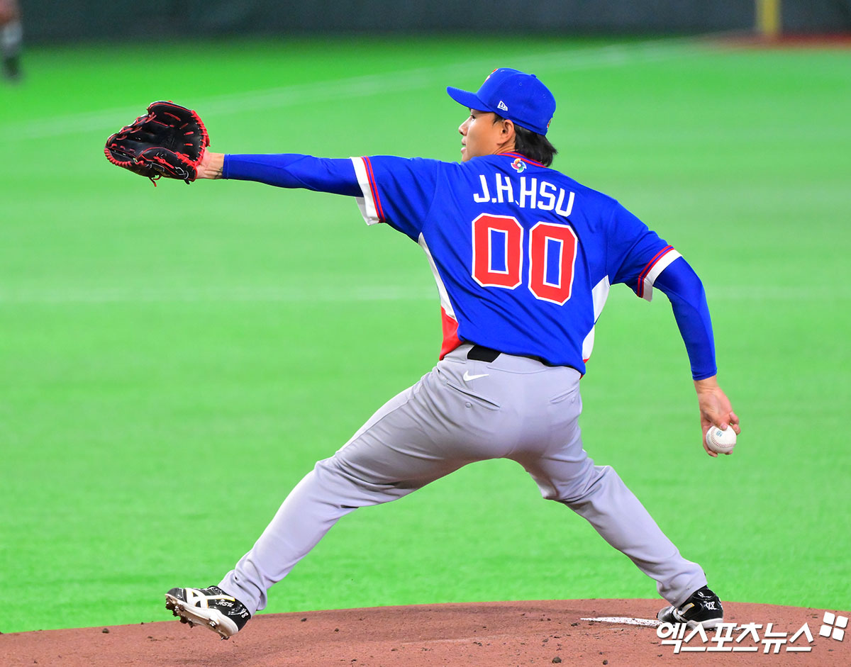 5일 오후 일본 도쿄돔에서 열린 2026 월드베이스볼클래식(WBC) C조 대만과 호주의 경기, 1회말 대만 선발투수 쉬러시가 공을 힘차게 던지고 있다. 도쿄, 김한준 기자