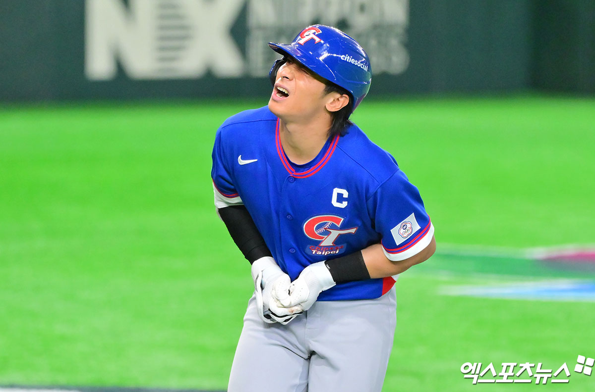 5일 오후 일본 도쿄돔에서 열린 2026 월드베이스볼클래식(WBC) C조 대만과 호주의 경기, 6회초 2사 1루 대만 천제셴이 사구에 맞은 후 고통스러워하고 있다. 도쿄, 김한준 기자