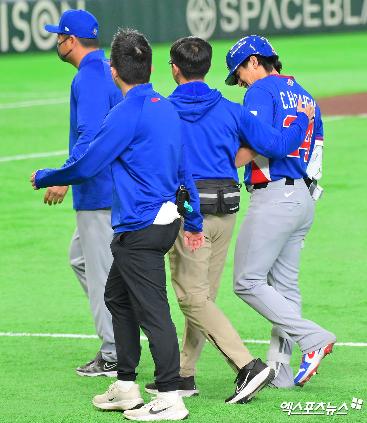 5일 오후 일본 도쿄돔에서 열린 2026 월드베이스볼클래식(WBC) C조 대만과 호주의 경기, 6회초 2사 1루 대만 천제셴이 사구에 맞은 후 고통스러워하고 있다. 도쿄, 김한준 기자
