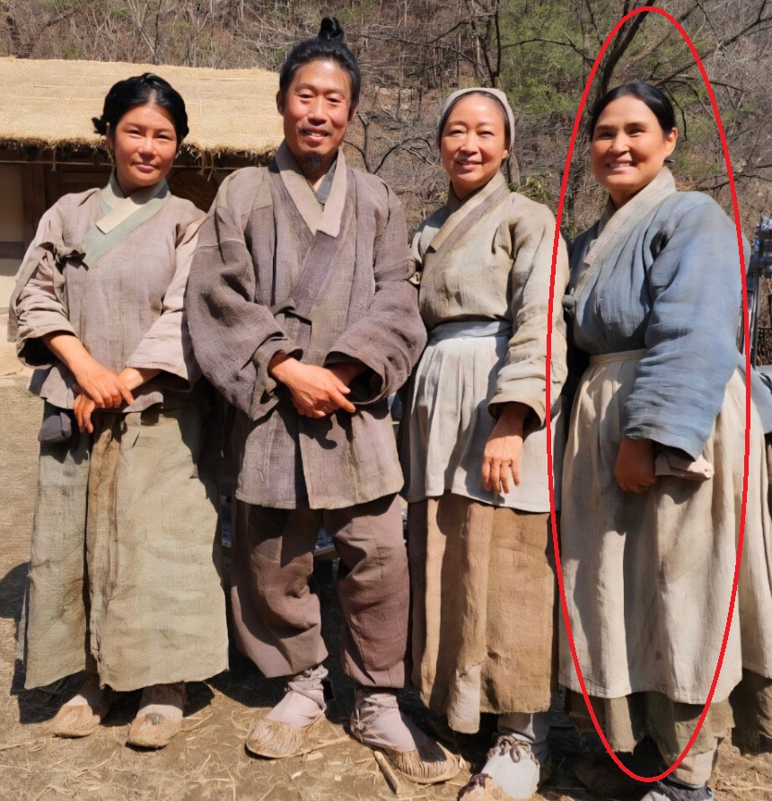 유해진과 함께한 배우 엄춘미.