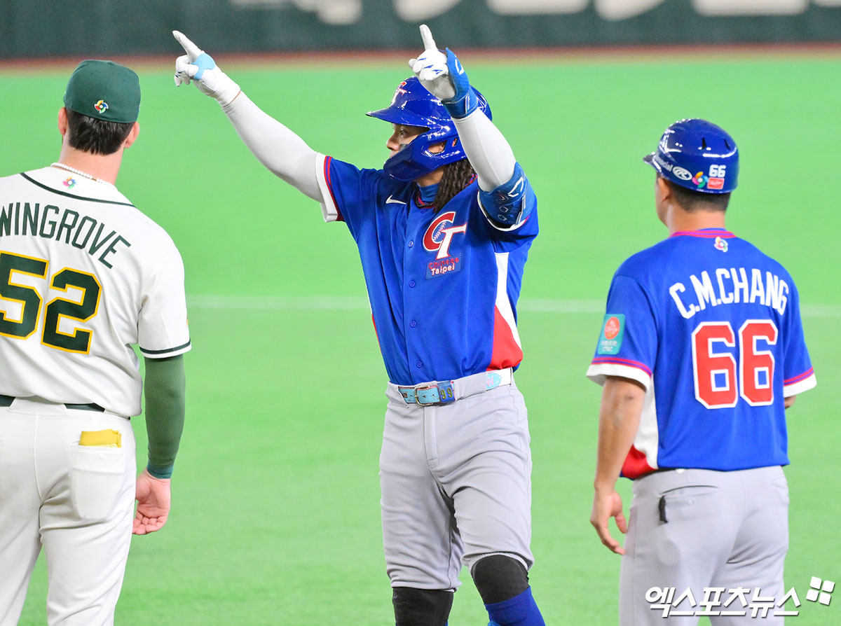 5일 오후 일본 도쿄돔에서 열린 2026 월드베이스볼클래식(WBC) C조 대만과 호주의 경기, 4회초 2사 대만 장위가 안타를 날린 후 기뻐하고 있다. 도쿄, 김한준 기자