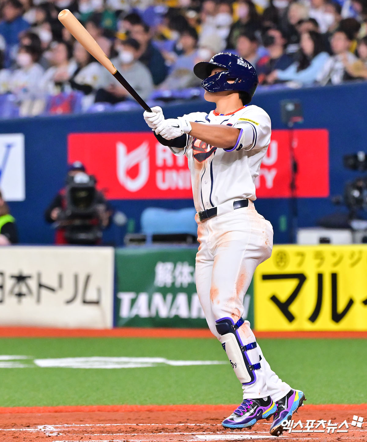 2026 월드베이스볼클래식(WBC) 야구대표팀이 본선 첫 경기 체코전 선발 라인업을 공개했다. 앞서 일본프로야구(NPB) 오릭스 버펄로스전에서 막강한 화력을 과시했던 그 타선이 그대로 출격한다. 한국은 5일 오후 7시부터 일본 도쿄돔에서 WBC C조 조별리그 1차전 체코와 맞대결을 치른다. 이날 한국은 김도영(지명타자)~저마이 존스(좌익수)~이정후(중견수)~안현민(우익수)~문보경(1루수)~셰이 위트컴(3루수)~김혜성(2루수)~박동원(포수)~김주원(유격수)으로 이어지는 선발 타순을 앞세워 체코 선발 투수 우완 파디삭과 맞붙는다. 한국 선발 투수는 소형준이며, 정우주가 뒤에서 대기한다. 엑스포츠뉴스DB