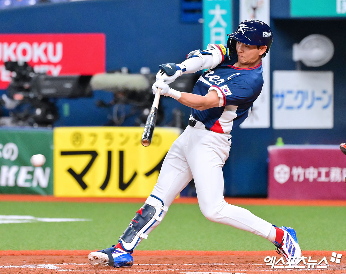 2026 월드베이스볼클래식(WBC) 야구대표팀이 본선 첫 경기 체코전 선발 라인업을 공개했다. 앞서 일본프로야구(NPB) 오릭스 버펄로스전에서 막강한 화력을 과시했던 그 타선이 그대로 출격한다. 한국은 5일 오후 7시부터 일본 도쿄돔에서 WBC C조 조별리그 1차전 체코와 맞대결을 치른다. 이날 한국은 김도영(지명타자)~저마이 존스(좌익수)~이정후(중견수)~안현민(우익수)~문보경(1루수)~셰이 위트컴(3루수)~김혜성(2루수)~박동원(포수)~김주원(유격수)으로 이어지는 선발 타순을 앞세워 체코 선발 투수 우완 파디삭과 맞붙는다. 한국 선발 투수는 소형준이며, 정우주가 뒤에서 대기한다. 엑스포츠뉴스DB