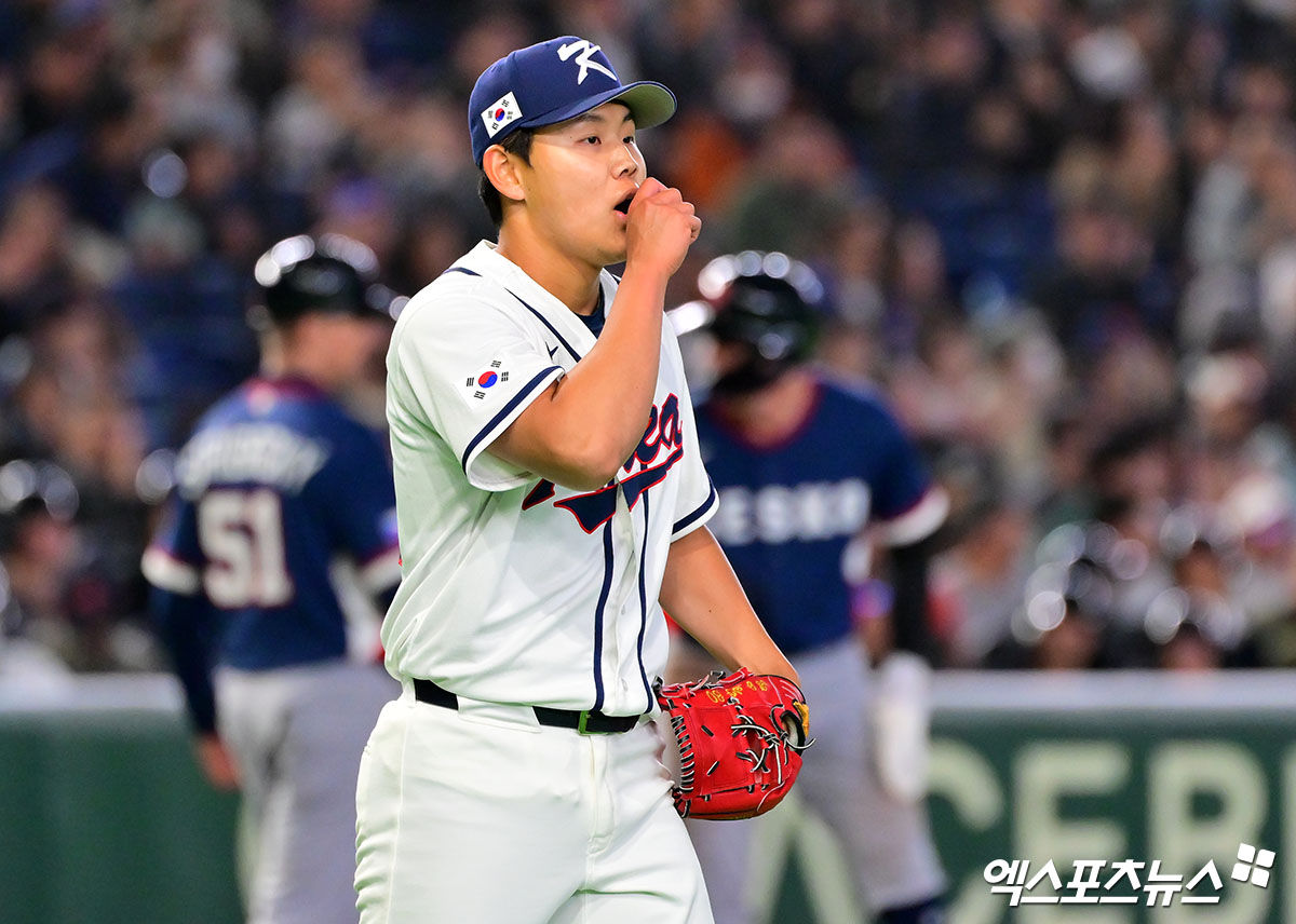 5일 오후 일본 도쿄돔에서 열린 2026 월드베이스볼클래식(WBC) C조 체코와 대한민국의 경기, 2회초 2사 1,2루 한국 소형준이 체코 에스칼라의 번트 타구를 잡아 1루로 송구하고 있다. 도쿄, 김한준 기자