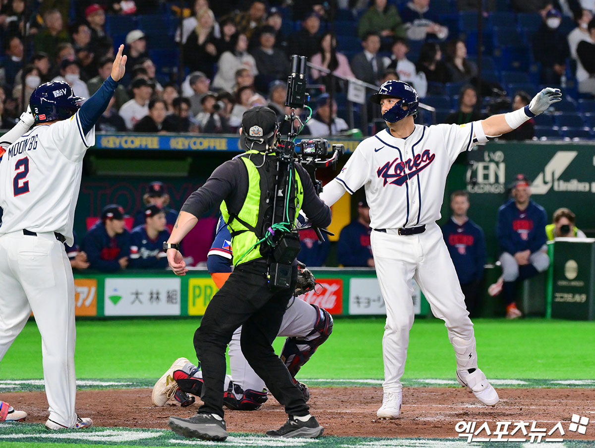 5일 오후 일본 도쿄돔에서 열린 2026 월드베이스볼클래식(WBC) C조 체코와 한국의 경기, 5회말 1사 1루 한국 위트컴이 투런 홈런을 날린 후 기뻐하고 있다. 도쿄, 김한준 기자