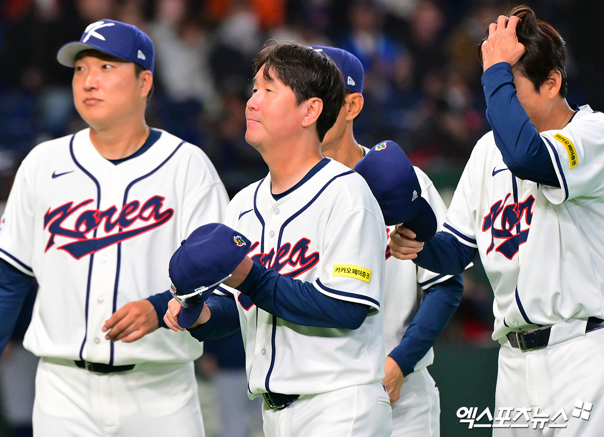 5일 오후 일본 도쿄돔에서 열린 2026 월드베이스볼클래식(WBC) C조 체코와 한국의 경기, 한국이 문보경의 만루 홈런과 위트컴의 연타석 홈런, 저마이 존스의 솔로 홈런에 힘입어 체코에 11:4로 승리하며 17년 만에 1차전 승리를 기록했다.  이나루 경기에서 승리한 한국 류지현 감독이 인사를 하고 있다. 도쿄, 김한준 기자