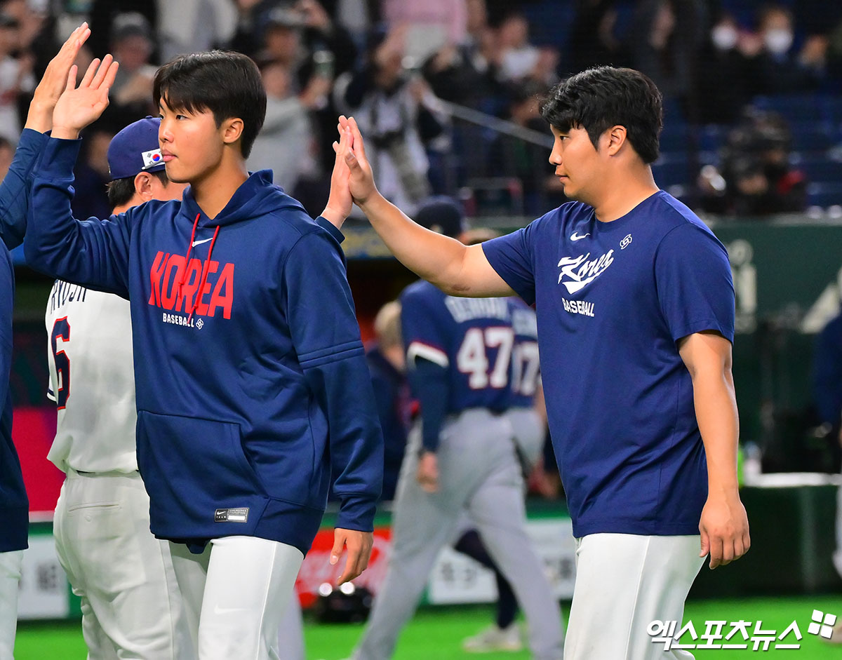 5일 오후 일본 도쿄돔에서 열린 2026 월드베이스볼클래식(WBC) C조 체코와 한국의 경기, 한국이 문보경의 만루 홈런과 위트컴의 연타석 홈런, 저마이 존스의 솔로 홈런에 힘입어 체코에 11:4로 승리하며 17년 만에 1차전 승리를 기록했다.  이나루 경기에서 승리한 한국 류지현 감독이 선수들과 함께 기뻐하고 있다. 도쿄, 김한준 기자