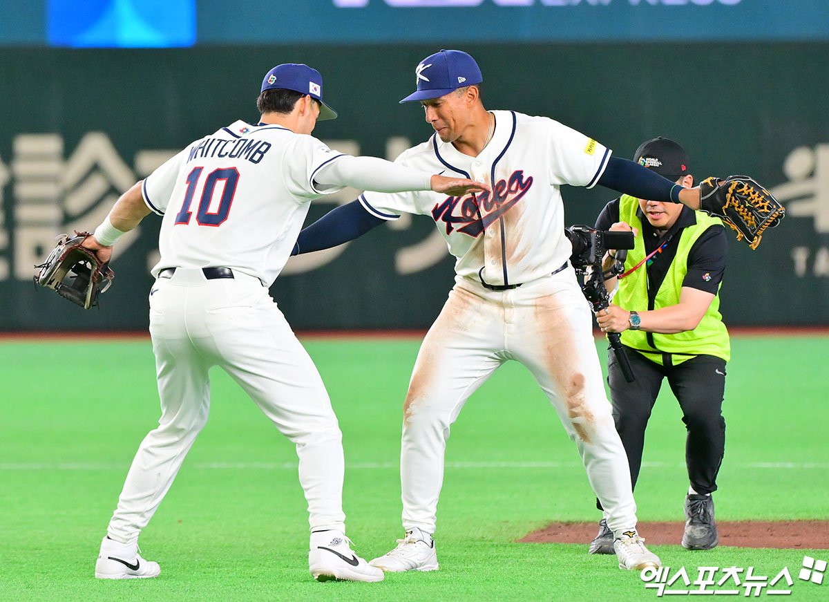 5일 오후 일본 도쿄돔에서 열린 2026 월드베이스볼클래식(WBC) C조 체코와 한국의 경기, 한국이 문보경의 만루 홈런과 위트컴의 연타석 홈런, 저마이 존스의 솔로 홈런에 힘입어 체코에 11:4로 승리하며 17년 만에 1차전 승리를 기록했다.  이나루 경기에서 승리한 한국 선수들이 기뻐하고 있다. 도쿄, 김한준 기자