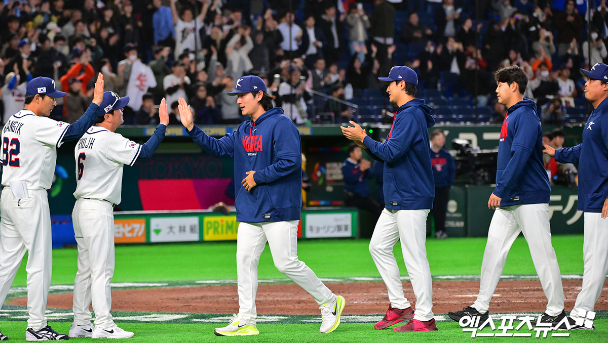 5일 오후 일본 도쿄돔에서 열린 2026 월드베이스볼클래식(WBC) C조 체코와 한국의 경기, 한국이 문보경의 만루 홈런과 위트컴의 연타석 홈런, 저마이 존스의 솔로 홈런에 힘입어 체코에 11:4로 승리하며 17년 만에 1차전 승리를 기록했다.  이나루 경기에서 승리한 한국 류지현 감독이 선수들과 함께 기뻐하고 있다. 도쿄, 김한준 기자