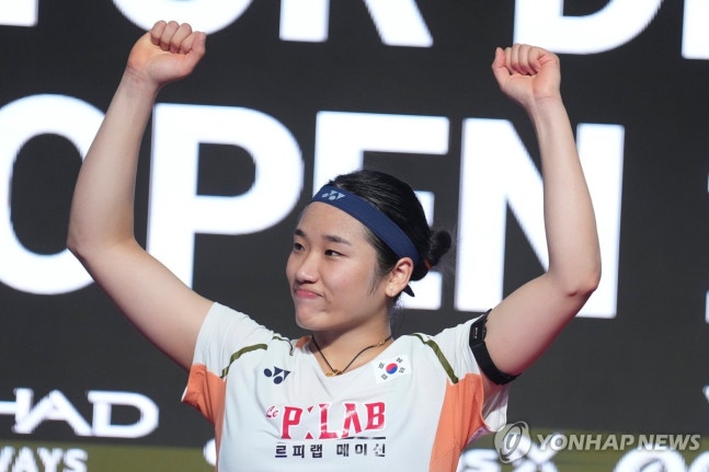 '셔틀콕 여제' 안세영(삼성생명)이 세계배드민턴연맹(BWF) 전영 오픈 여자단식 8강에 오르며 우승을 향해 순항을 이어갔다. 안세영은 네슬리한 아린(튀르키예·세계랭킹 34위)을 27분 만에 2-0으로 꺾었던 1회전(32강)과 마찬가지로 2회전(16강)에서도 어렵지 않게 승리를 따내며 자신의 생애 첫 전영 오픈 2연패를 향한 청신호를 켰다. 사진 연합뉴스