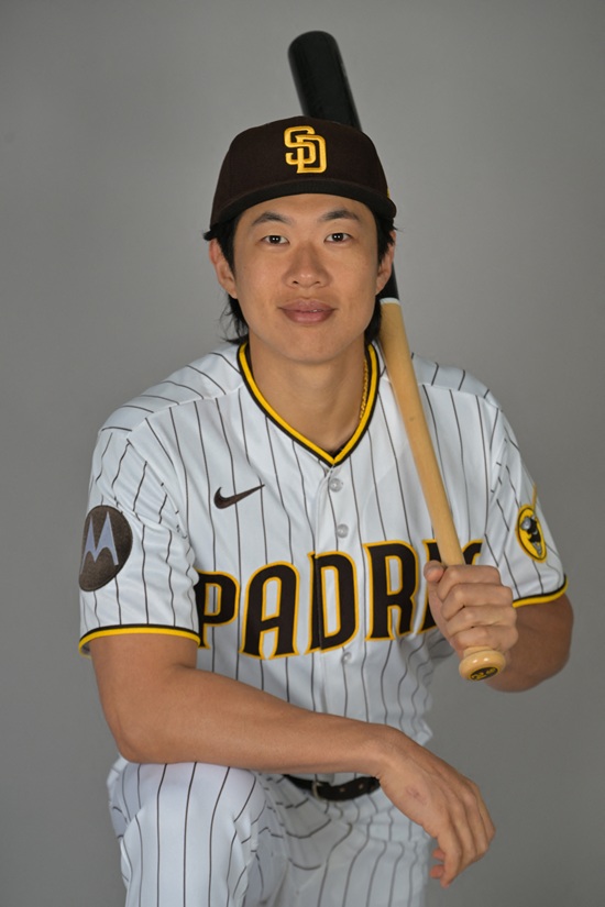 샌디에이고 파드리스 내야수 송성문이 6일 메이저리그 시범경기 첫 홈런을 쏘아 올렸다. 하지만, 송성문은 두 번째 타석에서 삼진을 당한 뒤 오른쪽 옆구리 통증을 느껴 조기 교체됐다. 샌디에이고 구단은 지난 1월 부상 재발 가능성과 관련해 예방 조치에서 송성문을 교체했다고 밝혔다. 연합뉴스