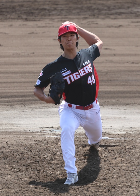 KIA 타이거즈 이의리가 6일 일본 오키나와 킨 구장에서 열린 LG 트윈스와의 연습경기에 선발 등판해 3이닝 무피안타 2볼넷 4탈삼진 무실점을 기록했다. KIA 타이거즈